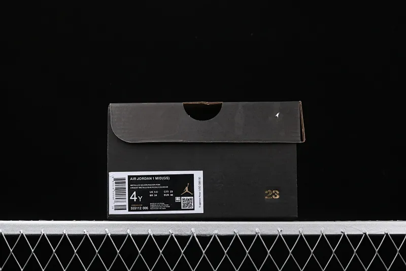All categories Air Jordan Jordan series basketball shoes Air Jordan 1 Mid Air Jordan 1 Mid SE AJ1 Joe 1 silver powder patent leather mid-top basketball shoes 555112-006